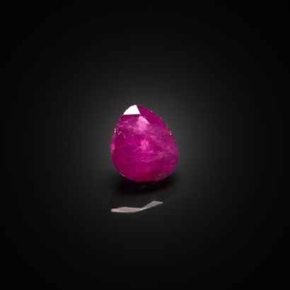 Rubis poire sur papier. 
Poids : 1.18 ct...