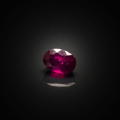 Rubis ovale sur papier. 
Dimensions : 7.16...