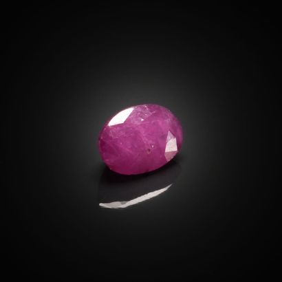 Rubis ovale sur papier. 
Poids : 0.86 ct...