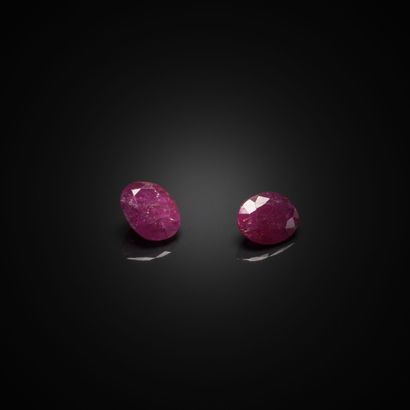 Appairage de rubis ovales sur papier. 
Poids...