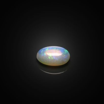 Opale ovale cabochon sur papier.
Poids :...