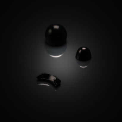 Lot de trois morceaux d'onyx. 
Poids 8.47...