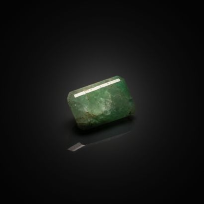 Emeraude rectangulaire à pans coupés sur...