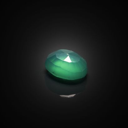 Agate ovale cabochon sur papier. 
Poids :...