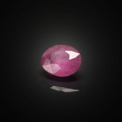 Saphir rose ovale sur papier. 
Dimensions...