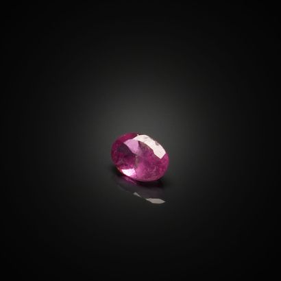 Tourmaline rose ovale sur papier. 
Poids...