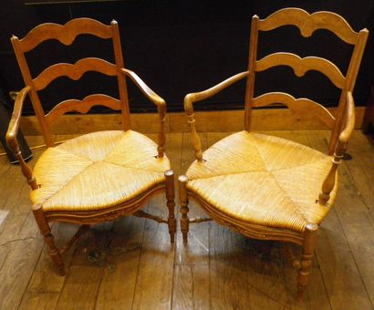 Paire de fauteuils paillés en bois naturel...