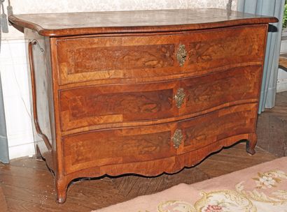 Commode à façade mouvementée en bois de placage...