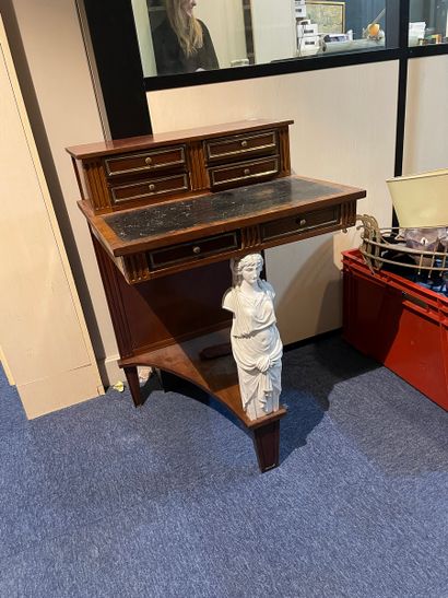 Petit bureau de dame, le piétement en bois...
