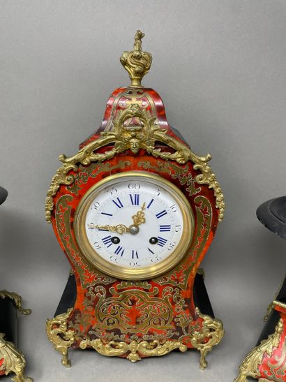 Cartel violonné et ses deux cassolettes en...