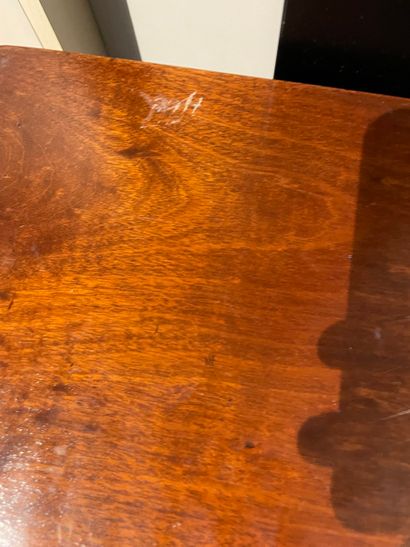 Petit bureau de dame, le piétement en bois...