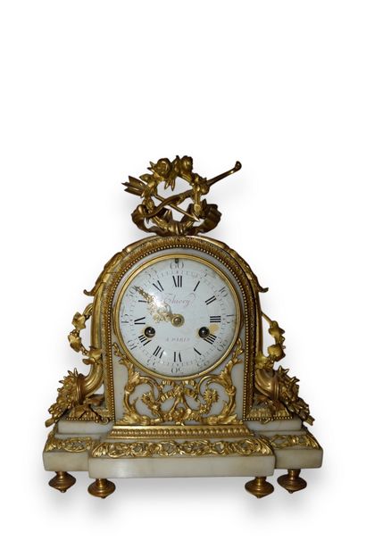 Pendule borne en marbre blanc et bronze doré,...