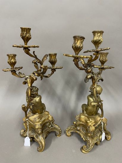 Paire de candélabres à trois bras de lumière...