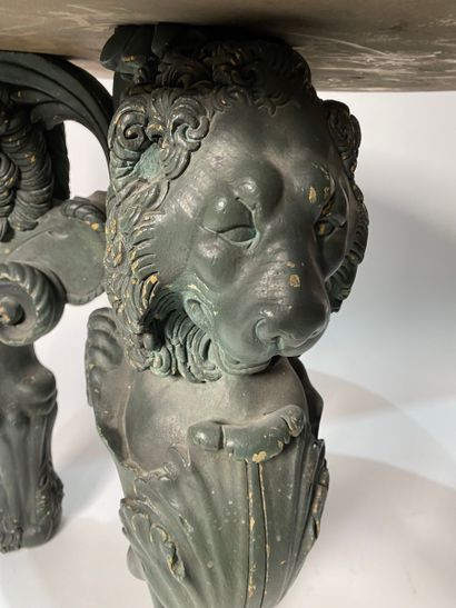 Guéridon tripode en bois sculpté et laqué...