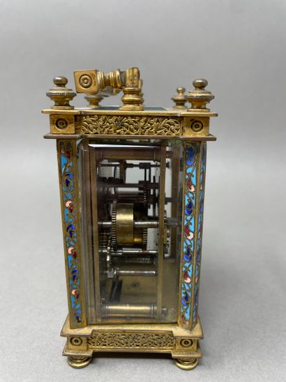 Pendulette d'officier en bronze doré à décor...