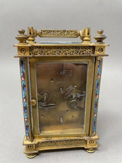 Pendulette d'officier en bronze doré à décor...