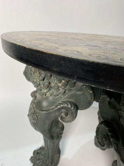 Guéridon tripode en bois sculpté et laqué...