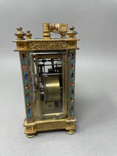 Pendulette d'officier en bronze doré à décor...