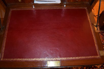 SECRETAIRE DROIT en bois de placage marqueté...