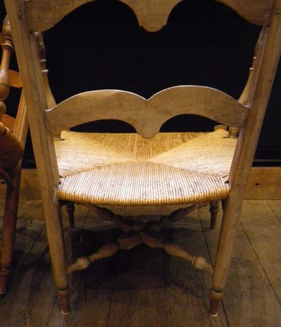 Paire de fauteuils paillés en bois naturel...