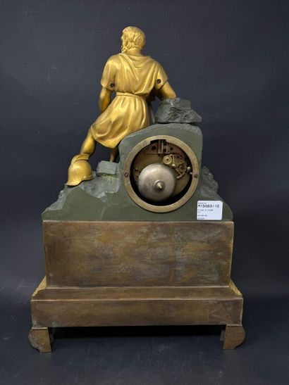 Pendule borne en bronze doré et patiné figurant...