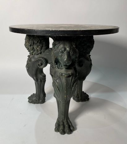 Guéridon tripode en bois sculpté et laqué...