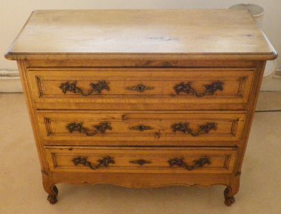 Commode en bois naturel, ouvrant par trois...