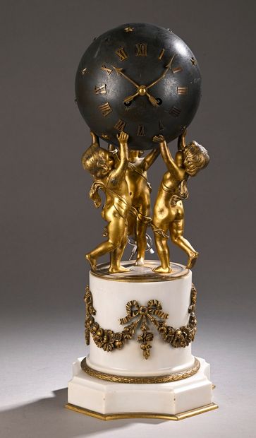 Garniture de cheminée composée d'une pendule...