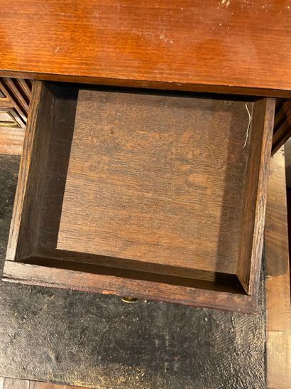 Petit bureau de dame, le piétement en bois...
