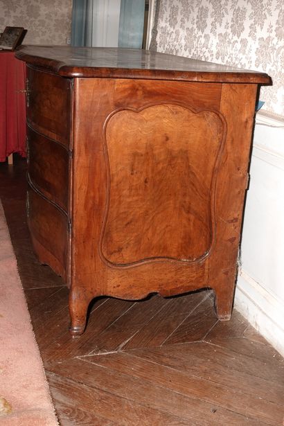 Commode à façade mouvementée en bois de placage...