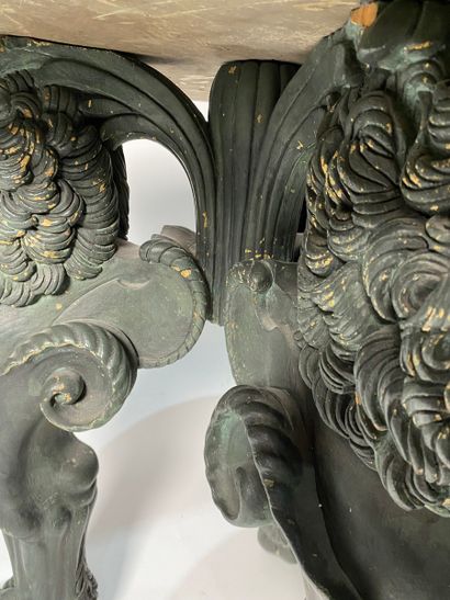 Guéridon tripode en bois sculpté et laqué...