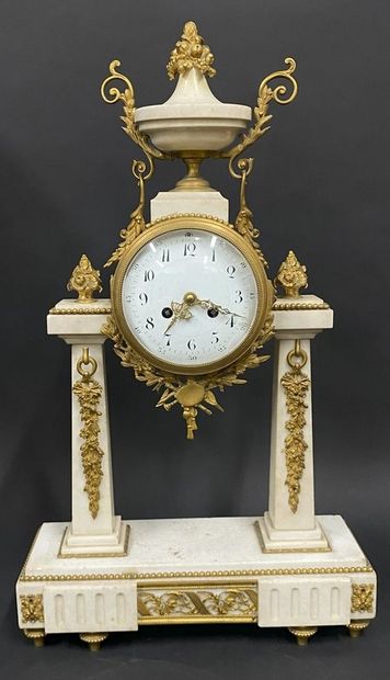 Pendule portique en marbre blanc et bronze...
