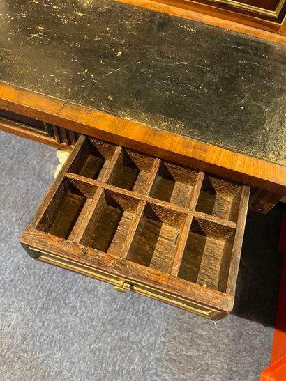 Petit bureau de dame, le piétement en bois...