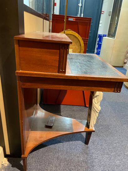 Petit bureau de dame, le piétement en bois...