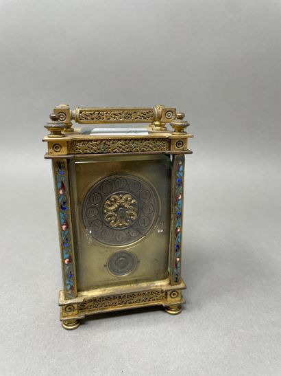 Pendulette d'officier en bronze doré à décor...