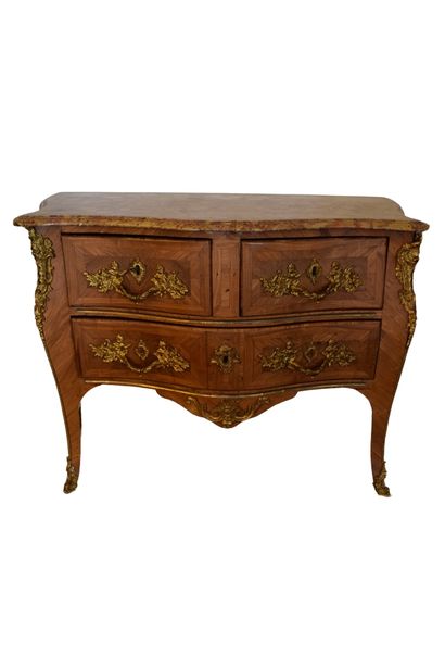 COMMODE galbée en placage de bois de violette...