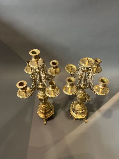 Garniture de cheminée en bronze doré composé...