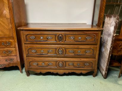 Commode en noyer ouvrant par trois tiroirs...