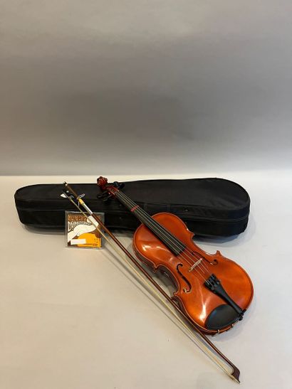 Violon 4/4, étiquette DVORAK, avec un archet....