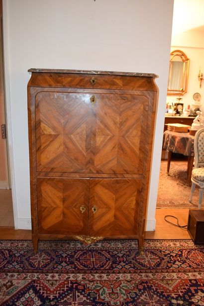 SECRETAIRE DROIT en bois de placage marqueté...