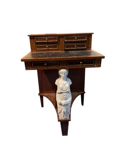 Petit bureau de dame, le piétement en bois...