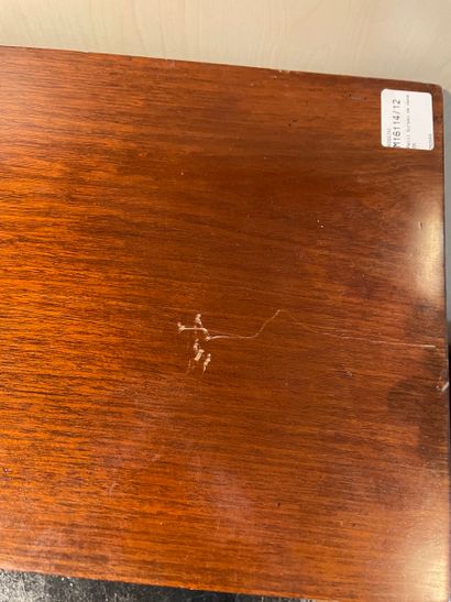 Petit bureau de dame, le piétement en bois...