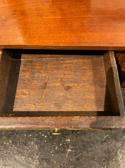 Petit bureau de dame, le piétement en bois...