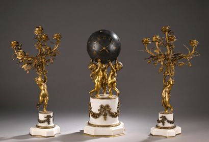 Garniture de cheminée composée d'une pendule...
