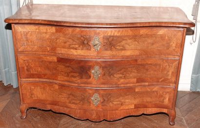 Commode à façade mouvementée en bois de placage...