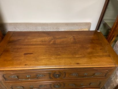 Commode en noyer ouvrant par trois tiroirs...