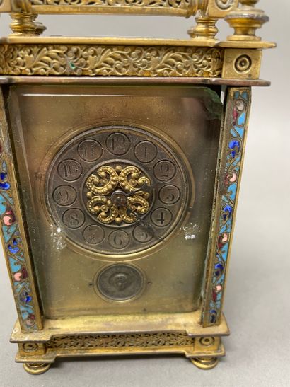 Pendulette d'officier en bronze doré à décor...
