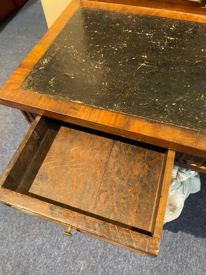Petit bureau de dame, le piétement en bois...
