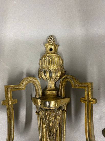 Paire d'appliques à deux bras de lumière...