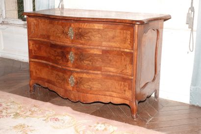 Commode à façade mouvementée en bois de placage...
